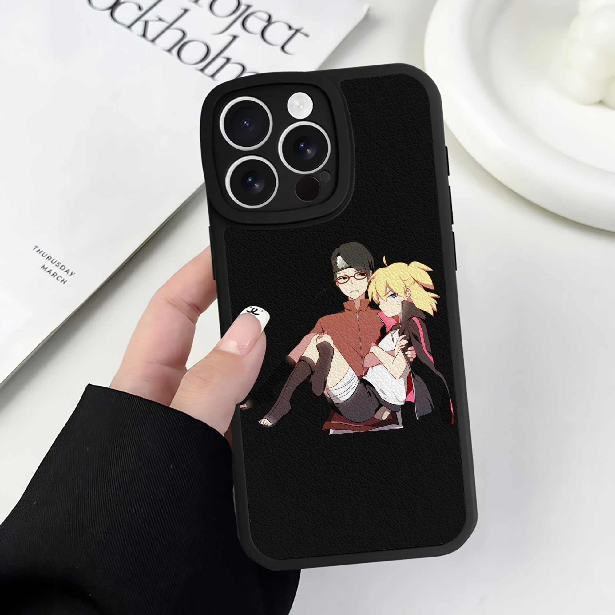 （画像用） NARUTO -ナルト- うちは サラダ Uchiha Sarada 【iPhone 16シリーズ対応】シリコンスマホケース（レザー調） 材質：シリコン